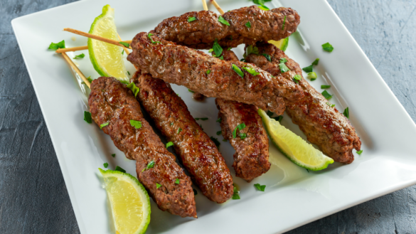 Vegetarisk Shish kebab med quinoasallad